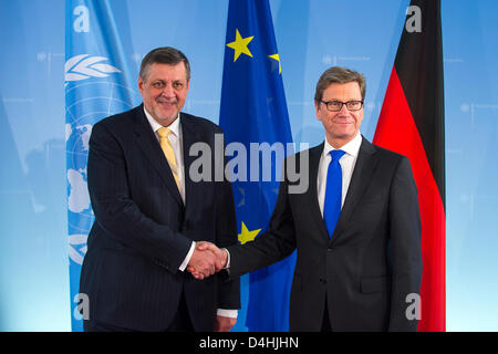 Le 14 mars, Berlin - Allemagne. Le Ministre des affaires étrangères, Guido Westerwelle, se félicite le Représentant spécial du Secrétaire général des Nations Unies pour l'Afghanistan, Jan Kubis, pour des entretiens au Foreign Office. L'ancien ministre des Affaires étrangères slovaque et ancien secrétaire général de l'OSCE Kubis est également chef de la Mission d'assistance des Nations Unies en Afghanistan (MANUA), basé à Kaboul. Les discussions sur les progrès vers la pleine responsabilité de la sécurité de la transition en Afghanistan, le processus politique de la réconciliation entre Afghans et le soutien à long terme pour l'Afghanistan sont après le transfert de la sécurité fin 2014. Crédits :©G Banque D'Images