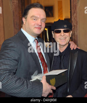 Le prince Alexandre de Schaumbourg-lippe (L) et Klaus Meine (R), chanteur de hardrock allemand Scorpions légende, posent lors de son anniversaire sur Château Rinteln, Allemagne, 16 janvier 2009. Le Prince a célébré son 50e anniversaire avec quelques 200 personnes. Photo : Peter Steffen Banque D'Images