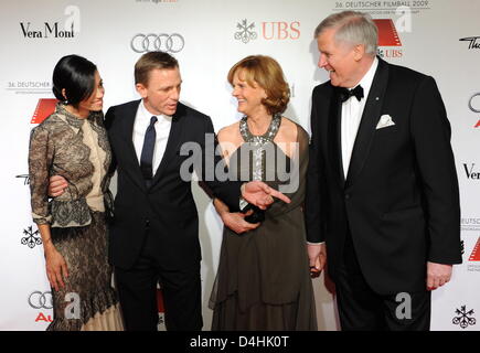 L'acteur britannique Daniel Craig (2-L), sa petite amie Satsuki Mitchell (L), le Premier Ministre bavarois Horst Seehofer (CSU, R) et sa femme Karin arrive à la 36e film allemand à Bayerischer Hof à Munich, Allemagne, 17 janvier 2009. Le produit de l'événement glamour sont offerts à l'aide d'urgence pour les artistes du film. Photo : Tobias Hase Banque D'Images