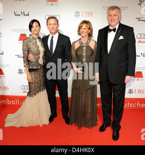 L'acteur britannique Daniel Craig (2-L), sa petite amie Satsuki Mitchell (L), le Premier Ministre bavarois Horst Seehofer (CSU, R) et sa femme Karin arrive à la 36e film allemand à Bayerischer Hof à Munich, Allemagne, 17 janvier 2009. Le produit de l'événement glamour sont offerts à l'aide d'urgence pour les artistes du film. Photo : Tobias Hase Banque D'Images