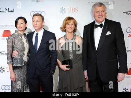 L'acteur britannique Daniel Craig (2-L), sa petite amie Satsuki Mitchell (L), le Premier Ministre bavarois Horst Seehofer (CSU, R) et sa femme Karin arrive à la 36e film allemand à Bayerischer Hof à Munich, Allemagne, 17 janvier 2009. Le produit de l'événement glamour sont offerts à l'aide d'urgence pour les artistes du film. Photo : Tobias Hase Banque D'Images