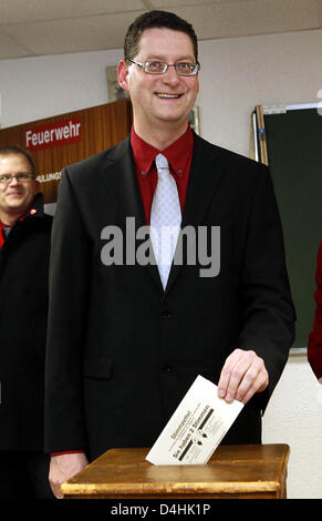 Thorsten Schaefer-Guembel, premier candidat du SPD, jette son vote lors de l'État élections du Parlement européen dans un bureau de scrutin dans Lich-Birklar, Allemagne, 18 janvier 2009. Après l'auto-liquidation de l'état de Hesse le Parlement européen, le 19 novembre 2008, quelque 4,4 millions d'électeurs sont appelés à élire un nouveau parlement aujourd'hui. Photo : Frank Rumpenhorst Banque D'Images