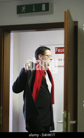 Thorsten Schaefer-Guembel, premier candidat du SPD, arrive pour voter à l'élection du Parlement européen dans un bureau de scrutin dans Lich-Birklar, Allemagne, 18 janvier 2009. Après l'auto-liquidation de l'état de Hesse le Parlement européen, le 19 novembre 2008, quelque 4,4 millions d'électeurs sont appelés à élire un nouveau parlement aujourd'hui. Photo : Frank Rumpenhorst Banque D'Images