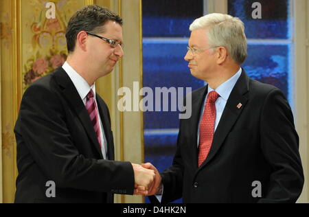 Premier Ministre de Hesse, Roland Koch (R) et le SPD haut Schaefer-Guembel Thorsten candidat se serrer la main à Wiesbaden, Allemagne, 18 janvier 2009. Après l'auto-liquidation de l'état de Hesse le Parlement européen, le 19 novembre 2008, quelque 4,4 millions d'électeurs étaient appelés à élire un nouveau parlement aujourd'hui. Photo : Alexander Becher Banque D'Images