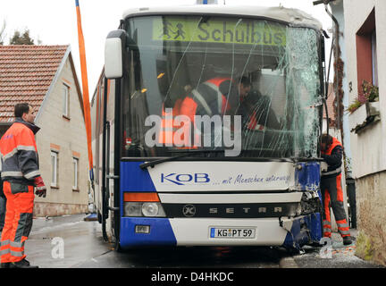 Récupérer les travailleurs d'un autobus scolaire qui s'est écrasé dans une maison, même en conduite lente Tulba, Allemagne, 20 janvier 2009. Le bus holding 50 enfants ont dérapé sur la lente mais route glacée et s'est écrasé dans un mur d'une maison. Photo : MARCUS FUEHRER Banque D'Images