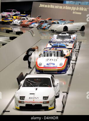 Un visiteur du musée Porsche yeux les expose des voitures de sport à Stuttgart, Allemagne, 20 janvier 2009. Le bâtiment futuriste sera inauguré après trois années de construction, le 28 janvier et ouvertes aux visiteurs de 31 janvier. Un total de 82 du constructeur automobile allemand Porsche ?s voitures les plus pertinents seront exposées sur 5 600 mètres carrés. Photo : BERND WEISSBROD Banque D'Images