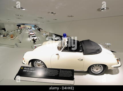 Un visiteur du musée Porsche yeux les expose des voitures de sport à Stuttgart, Allemagne, 20 janvier 2009. Le bâtiment futuriste sera inauguré après trois années de construction, le 28 janvier et ouvertes aux visiteurs de 31 janvier. Un total de 82 du constructeur automobile allemand Porsche ?s voitures les plus pertinents seront exposées sur 5 600 mètres carrés. Photo : BERND WEISSBROD Banque D'Images