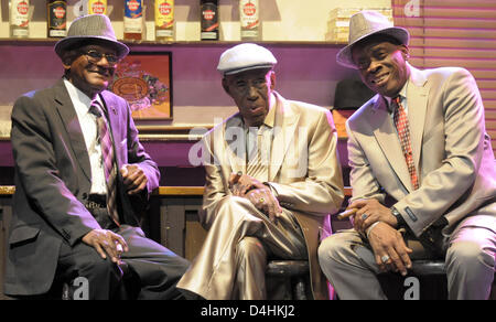 Des musiciens cubains légendaires (L-R) 80 ans ?Guillermo Rubalcaba ? Gonzales, 90 ans, Reynaldo Creagh et 70 ans Papi Oviedo s'asseoir sur la scène du Théâtre Capitol à Duesseldorf, Allemagne, 20 janvier 2009. Entre le 20 et le 25 janvier 2009 les musiciens vont effectuer huit concerts à Düsseldorf dans le cadre de leurs ?Le Bar à Buena Vista ? Tournée 2008/2009. Photo : Horst Ossing Banque D'Images