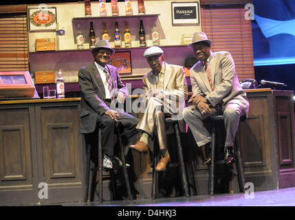 Des musiciens cubains légendaires (L-R) 80 ans ?Guillermo Rubalcaba ? Gonzales, 90 ans, Reynaldo Creagh et 70 ans Papi Oviedo s'asseoir sur la scène du Théâtre Capitol à Duesseldorf, Allemagne, 20 janvier 2009. Entre le 20 et le 25 janvier 2009 les musiciens vont effectuer huit concerts à Düsseldorf dans le cadre de leurs ?Le Bar à Buena Vista ? Tournée 2008/2009. Photo : Horst Ossing Banque D'Images