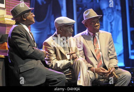 Des musiciens cubains légendaires (L-R) 80 ans ?Guillermo Rubalcaba ? Gonzales, 90 ans, Reynaldo Creagh et 70 ans Papi Oviedo s'asseoir sur la scène du Théâtre Capitol à Duesseldorf, Allemagne, 20 janvier 2009. Entre le 20 et le 25 janvier 2009 les musiciens vont effectuer huit concerts à Düsseldorf dans le cadre de leurs ?Le Bar à Buena Vista ? Tournée 2008/2009. Photo : Horst Ossing Banque D'Images