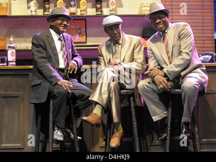 Des musiciens cubains légendaires (L-R) 80 ans ?Guillermo Rubalcaba ? Gonzales, 90 ans, Reynaldo Creagh et 70 ans Papi Oviedo s'asseoir sur la scène du Théâtre Capitol à Duesseldorf, Allemagne, 20 janvier 2009. Entre le 20 et le 25 janvier 2009 les musiciens vont effectuer huit concerts à Düsseldorf dans le cadre de leurs ?Le Bar à Buena Vista ? Tournée 2008/2009. Photo : Horst Ossing Banque D'Images