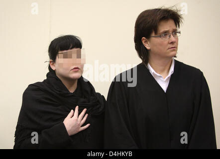 Marie F., la mère accusé de meurtre, et son défenseur Christiane Bender se tenir à la Cour de comté dans la région de Limburg, Allemagne, 23 janvier 2009. Les parents sont soupçonnés d'avoir brutalement abusé de leur fille de huit mois Siri qui est mort en conséquence. Le 35-year-old Canadian et son 24-year-old partenaire sont accusés de tentative de meurtre et de leur enfant, ainsi qu'avec Banque D'Images