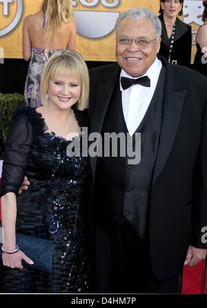 L'acteur James Earl Jones et son épouse Cecilia Hart arrive à la 15e Conférence annuelle de l'Acteur Écran Guild Awards Au Shrine Auditorium à Los Angeles, USA, 25 janvier 2009. Screen Actors Guild Awards sont remis aux lauréats dans cinq et huit heures de film catégories. Photo : Hubert Boesl Banque D'Images