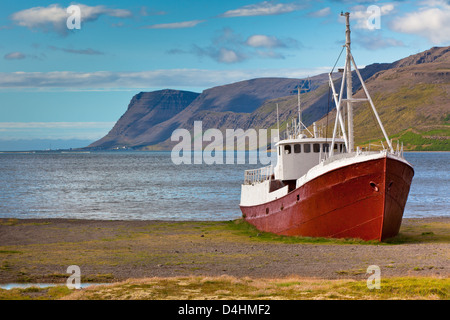 Un vieux bateau de pêche qui fait naufrage sur la côte nord de l'Islande à la région Westfjords Banque D'Images