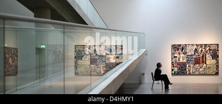 L'historienne de Meike Lotz prévoit l ?Place aux disjonctions ? (1977) de l'artiste français Jean Dubuffet dans l ?exposition une vie à temps double ? Dans les chambres de la Fondation Langen à Neuss, Allemagne, 30 janvier 2009. Du 31 janvier au 24 mai, 50 oeuvres de Jean Dubuffet (1901-1985) seront exposées. Dubuffet n'a trouvé sa voie dans l'art à l'âge de 41 ans ; dans sa pa Banque D'Images