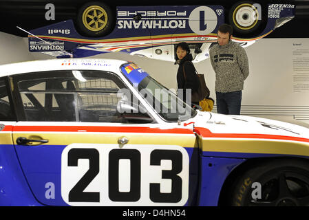 Les visiteurs prendre un regard à une voiture de course Porsche dans le musée Porsche à Stuttgart, Allemagne, 31 janvier 2009. Le musée dans un bâtiment futuriste ouvert pour le public pour la première fois le 31 janvier. Certaines voitures de sport 80 illustrent l'histoire de l'entreprise. Photo : MARIJAN MURAT Banque D'Images