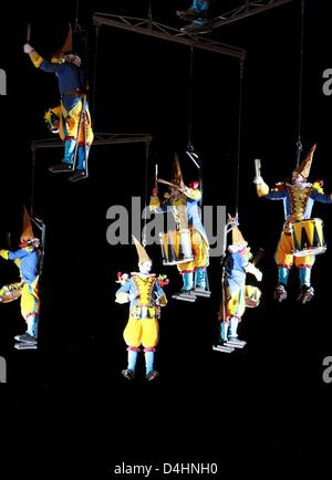 Batteurs portant les costumes effectuer au cours de la cérémonie d'ouverture des Championnats du Monde de Ski Alpin à Val d'Isère, France, 02 février 2009. Les Championnats du Monde de ski alpin, s'amorcera dans la soirée du 02 février. Les concurrents doivent se battre pour des médailles total de 11 jusqu'au 15 février lors des Championnats du monde. Photo : Stephan Jansen Banque D'Images