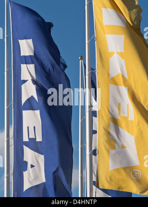 Ikea drapeaux dans le Swedish couleurs bleu et jaune contre le ciel à l'extérieur d'un magasin Ikea en Suède. Pour un usage éditorial uniquement. Banque D'Images