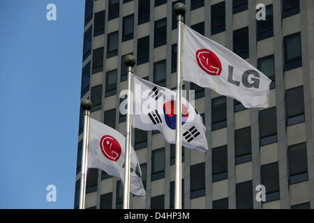 Corée du Sud : drapeaux devant le siège de LG (LG Twin Towers) à Séoul Banque D'Images