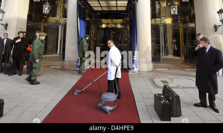 Un membre du personnel de l ?hôtel Bayerischer Hof ? Nettoie le tapis rouge à Munich, Allemagne, 06 février 2009. La 45e Conférence de Munich sur la sécurité aura lieu dans la capitale bavaroise du 06 jusqu'au 08 février 2009 et est considérée comme l'une des plus importantes réunions internationales de politiciens et d'experts. Le forum avec plus de 300 participants de toute la planète n'est pas m Banque D'Images