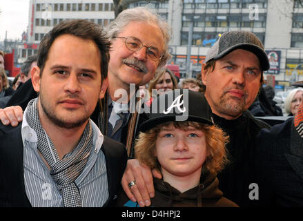 (L-R) l'acteur allemand Moritz Belibtreu, écrivain Paul Maar, acteurs et Karl Alexander Seidel et Uwe Ochsenknecht arrivent pour la première de leur film ?Lippel ?s Dream ? À la 59e Festival International du Film de Berlin à Berlin, Allemagne, 06 février 2009. Le film s'exécute dans la section de la Berlinale, un total de 18 films en compétition pour l'argent et de l'Ours d'or de la 59e Berli Banque D'Images