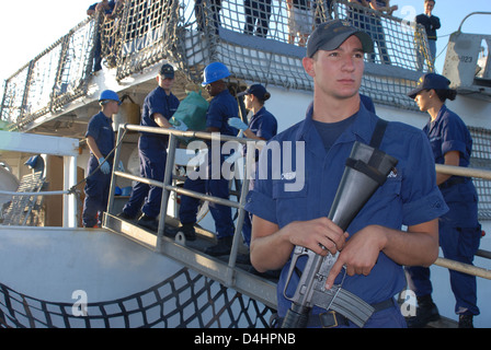 Jacksonville, Floride. (Mar. 29, 2007)--matelot thomas chegin de les garde-côte de Dallas de charleston, s.c., assure la sécurité de ses camarades pendant qu'ils déchargent plus de 9 000 livres de cocaïne à la station navale de mayport, fla. l'équipage se tourna 185 ballots de cocaïne d'agents fédéraux. environ 450 livres de la cocaïne ont été saisis par les équipes d'application de la loi du Dallas après avoir déjoué une tentative apparente par la chute de contrebandiers de la drogue à un petit bateau de contrebande d'un avion. Le reste de la cocaïne ont été saisis dans deux bustes dans l'océan pacifique. uscg photo de Donnie pa1 brzuska Banque D'Images