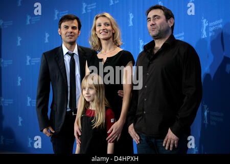 Le réalisateur français François Ozon (L-R), actrices françaises Alexandra Lamy et Mélusine Mayance et l'acteur Espagnol Sergi Lopez posent au photocall pour le film ?Ricky ? À la 59e Festival International du Film de Berlin à Berlin, Allemagne, 06 février 2009. Le film est l'un des 18 films de concourir pour l'argent et de l'Ours d'or de la 59e Berlinale. Photo : Arno Burgi Banque D'Images