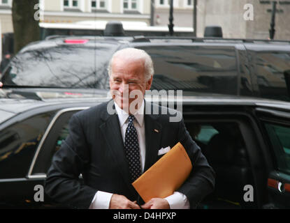 Le Vice-président américain Joe Biden arrive à la 45e Conférence de Munich sur la sécurité à Munich, Allemagne, 07 février 2009. La 45e Conférence de Munich sur la sécurité a lieu dans la capitale bavaroise du 06 au 08 février 2009 et est considérée comme l'une des plus importantes réunions internationales de politiciens et d'experts. Le forum avec plus de 300 participants de toute la planète ne n Banque D'Images