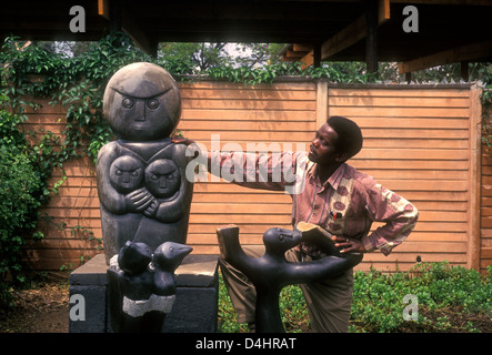 Homme africain, homme adulte, touristiques, Shona sculptures, shona, statue art africain, Chapungu Sculpture Park, Harare, Zimbabwe, Harare Province, Afrique Banque D'Images