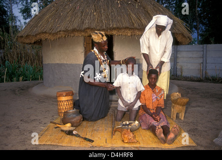 Docteur Alfred Chakadenga Shona, guérisseur, sorcier, chaman, spiritualiste, spiritualisme, medicine man, Chapungu Village Shona, Harare, Zimbabwe Banque D'Images