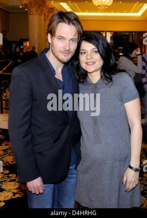 L'actrice allemande Jasmin Tabatabei (R) et son petit ami Andreas Pietschmann photographié à l ?Mediaboard ? La réception dans le cadre de la 59e édition du Festival International du Film de Berlin à Berlin, Allemagne, 07 février 2009. Photo : Soeren Stache Banque D'Images