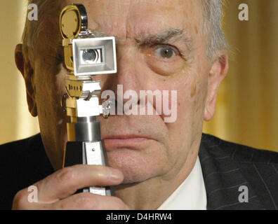 Réalisateur Claude Chabrol est décédé à l'âge de 80 ans, l'hôtel de ville de Paris a annoncé dimanche 12.09.2010. Le directeur a fait plus de 60 films, mais est plus célèbre pour un embrayage de thrillers des années 60, tels que l'épouse infidèle et le boucher. Son dernier film, Bellamy, est sorti l'année dernière. Chabrol's films avaient tendance à se concentrer autour de l'obsession et les classes moyennes. Banque D'Images