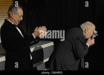 Le réalisateur français Claude Chabrol (R) pose avec son appareil photo Berlinale ? Award à côté de directeur du festival Dieter Kosslick lors du 59ème Festival International du Film de Berlin à Berlin, Allemagne, 08 février 2009. Chabrol a été honoré pour son oeuvre. Un total de 18 films en compétition pour l'argent et de l'Ours d'or à la 59e Berlinale. Photo : Soeren Stache Banque D'Images