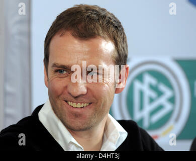 Hans-Dieter Flick, l'entraîneur adjoint de l'Allemagne ?s national soccer squad, rires lors d'une conférence de presse à Düsseldorf, Allemagne, le 9 février 2009. L'équipe nationale allemande se prépare pour un match amical contre la Norvège ?s national squad. Le match se déroulera à LTU-Arena à Düsseldorf le 11 février 2009. Photo : Federico Gambarini Banque D'Images