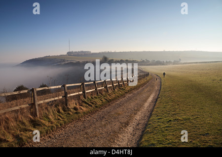 Un marcheur sur le promeneur à pied à Cannon Heath, Hampshire avec Hannington plat sur mât Cottington colline au loin. Banque D'Images