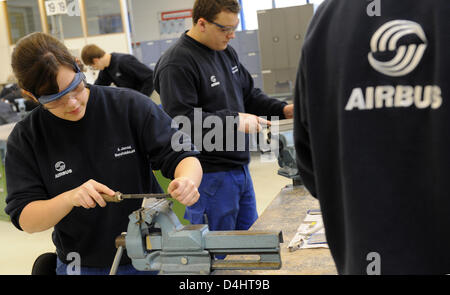 Les membres du personnel d'Airbus travaillent à l'emplacement de compagnie à Hambourg, Allemagne, 06 février 2009. Airbus forme quelque 600 personnes pour différents travaux en génie aéronautique à Hambourg. Photo : Marcus Brandt Banque D'Images