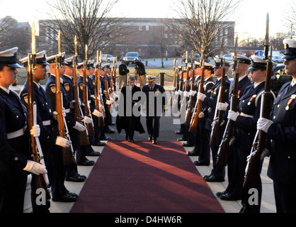 La secrétaire Napolitano visite le siège du Département de la sécurité intérieure, où elle rencontre le personnel clé et discute des mesures de sécurité nationale. L'événement honore le rôle du DHS dans la protection des États-Unis sous l'administration Obama. Banque D'Images
