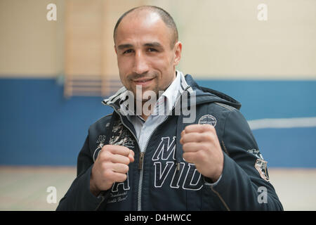 Champion du monde des poids moyens WBO Super Boxer Arthur Abraham se tient au gymnase de l'école élémentaire sur Usedom Usedom Island, Allemagne, le 14 mars 2013. Le gymnase a été nommé d'après Ulli Wegner pendant deux ans. Abraham a été la préparation d'ici de défendre son titre le 23 mars à Magdeburg. Photo : STEFAN SAUER Banque D'Images