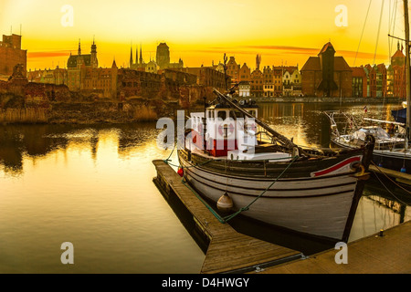 Gdansk - la ville historique polonais au coucher du soleil. Banque D'Images