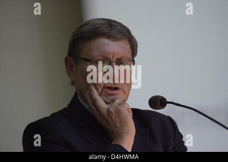 Sopot, Pologne. 14 mars 2013. Le professeur Leszek Balcerowicz propose une conférence à l'Université de Gdansk. Balcerowicz est un économiste polonais, l'ancien président de la Banque nationale de Pologne et vice-premier ministre dans le gouvernement de Tadeusz Mazowiecki. Il est célèbre pour la mise en œuvre du programme de transformation économique polonaise dans les années 1990, une thérapie de choc communément appelé le plan Balcerowicz.Il est professeur à l'Institut universitaire d'études et de formation dans les affaires européennes Le Collège d'Europe. Credit : Michal Fludra / Alamy Live News Banque D'Images