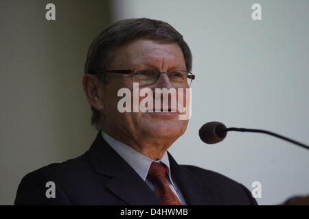 Sopot, Pologne. 14 mars 2013. Le professeur Leszek Balcerowicz propose une conférence à l'Université de Gdansk. Balcerowicz est un économiste polonais, l'ancien président de la Banque nationale de Pologne et vice-premier ministre dans le gouvernement de Tadeusz Mazowiecki. Il est célèbre pour la mise en œuvre du programme de transformation économique polonaise dans les années 1990, une thérapie de choc communément appelé le plan Balcerowicz.Il est professeur à l'Institut universitaire d'études et de formation dans les affaires européennes Le Collège d'Europe. Credit : Michal Fludra / Alamy Live News Banque D'Images