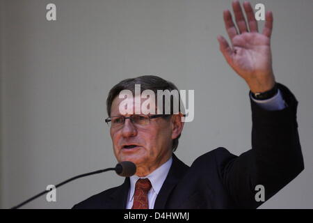 Sopot, Pologne. 14 mars 2013. Le professeur Leszek Balcerowicz propose une conférence à l'Université de Gdansk. Balcerowicz est un économiste polonais, l'ancien président de la Banque nationale de Pologne et vice-premier ministre dans le gouvernement de Tadeusz Mazowiecki. Il est célèbre pour la mise en œuvre du programme de transformation économique polonaise dans les années 1990, une thérapie de choc communément appelé le plan Balcerowicz.Il est professeur à l'Institut universitaire d'études et de formation dans les affaires européennes Le Collège d'Europe. Credit : Michal Fludra / Alamy Live News Banque D'Images