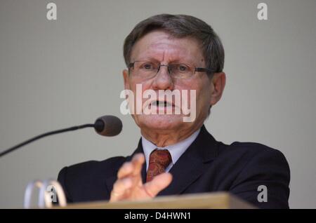 Sopot, Pologne. 14 mars 2013. Le professeur Leszek Balcerowicz propose une conférence à l'Université de Gdansk. Balcerowicz est un économiste polonais, l'ancien président de la Banque nationale de Pologne et vice-premier ministre dans le gouvernement de Tadeusz Mazowiecki. Il est célèbre pour la mise en œuvre du programme de transformation économique polonaise dans les années 1990, une thérapie de choc communément appelé le plan Balcerowicz.Il est professeur à l'Institut universitaire d'études et de formation dans les affaires européennes Le Collège d'Europe. Credit : Michal Fludra / Alamy Live News Banque D'Images