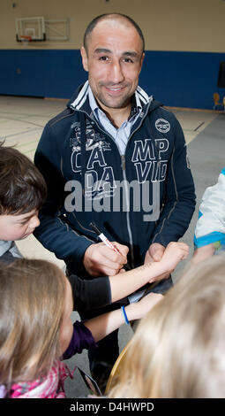 Champion du monde des poids moyens WBO Super Boxer Arthur Abraham, signe des autographes au gymnase de l'école élémentaire sur Usedom Usedom Island, Allemagne, le 14 mars 2013. Le gymnase a été nommé d'après Ulli Wegner pendant deux ans. Abraham a été la préparation d'ici avec son entraîneur Ullie Wegner de défendre son titre le 23 mars à Magdeburg. Photo : STEFAN SAUER Banque D'Images