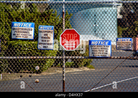 Une rangée de panneaux à l'entrée d'une usine en Californie du Sud contre l'avertissement ou d'interdire de nombreuses activités. Banque D'Images