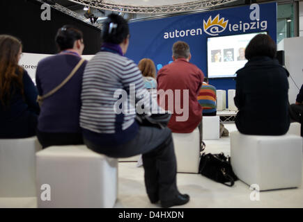 Les visiteurs d'écouter une lecture sur le stand de 'Autoren@Leipzig' à la Foire du livre de Leipzig à Leipzig, Allemagne, 14 mars 2013. Plus de 2 000 maisons d'édition sont présentés à la foire, qui a lieu jusqu'au 17 mars. Photo : Photo : HENDRIK SCHMIDT Banque D'Images