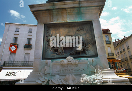 Perpignan France Languedoc-Roussillon Découpage Sur la base de la Statue de François Arago 1786-1853 Banque D'Images