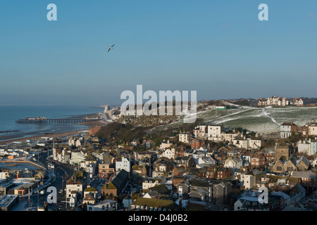 La neige a couvert Vieille Ville Hastings vue de l'Est Hill Country Park sous le soleil d'hivers jour Banque D'Images
