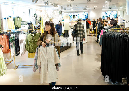 Londres, Royaume-Uni. 14 mars 2013. H&M relance son remodeled flagship store à Oxford Circus. Credit : Pcruciatti / Alamy Live News Banque D'Images