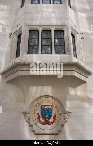 La crête de la Chartered Insurance Institute sur Aldermanbury Street dans la ville de Londres. La CII est le leader mondial de l'organisation professionnelle pour l'assurance et des services financiers à la City de Londres, le quartier financier de la capitale, également connu sous le nom de Square Mile. L'institut a 102 000 membres s'engagent à maintenir les normes les plus élevées de compétence technique et d'éthique. Sous la crête qui inclut la représentation de maïs ou de blé et les ancres des bateaux sont l'Amérique moto Consilium Scientia qui signifie "l'avocat et de la connaissance". Banque D'Images